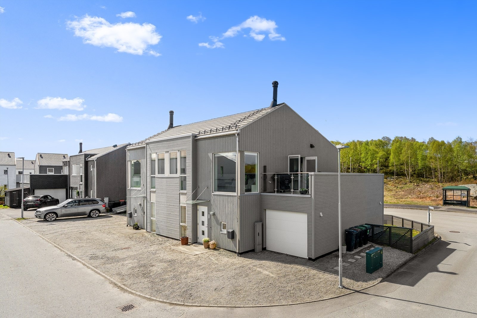 Boligen er bygget i 2019 og har en gjennomgående god standard og garasje. Galleribilde