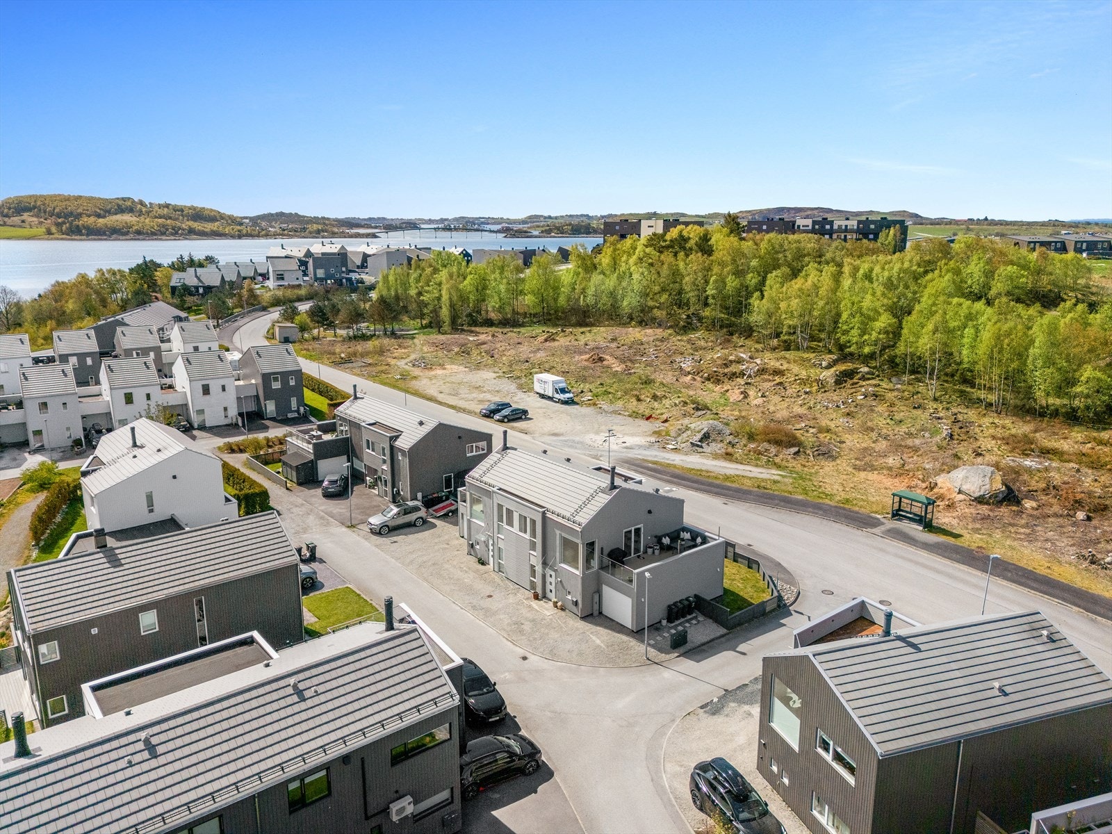 Boligen ligger i et rolig og etablert nabolag på Mosterøy. Galleribilde