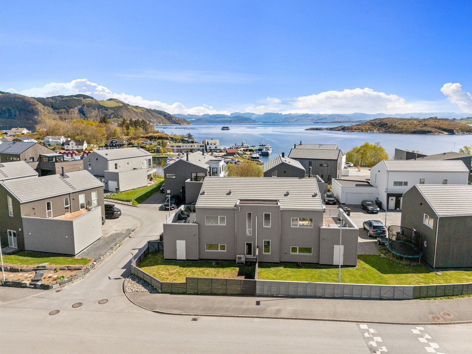 Eiendommen ligger i et rolig og barnevennlig boligfelt med nærhet til sjøen. Galleribilde