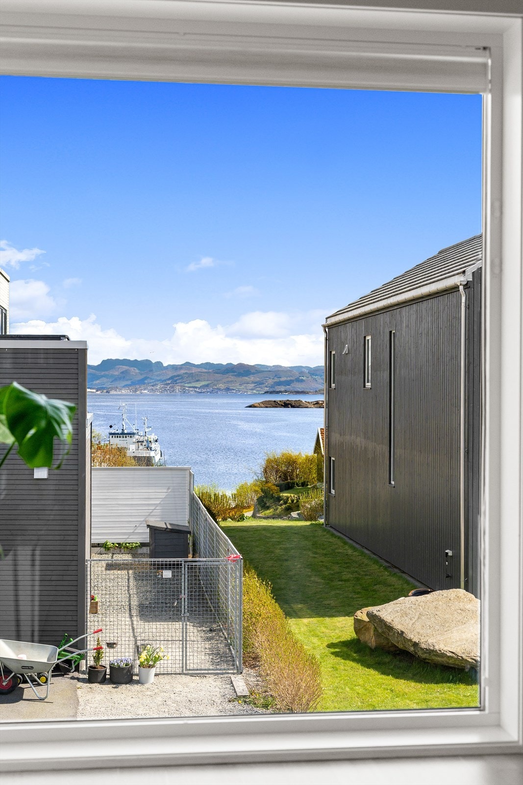Fra boligen er det glimt av sjøen. Galleribilde