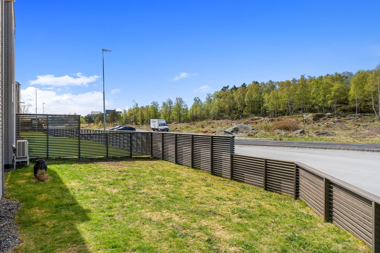 Tomten er opparbeidet med plen og gruslagt gårdsplass. Galleribilde