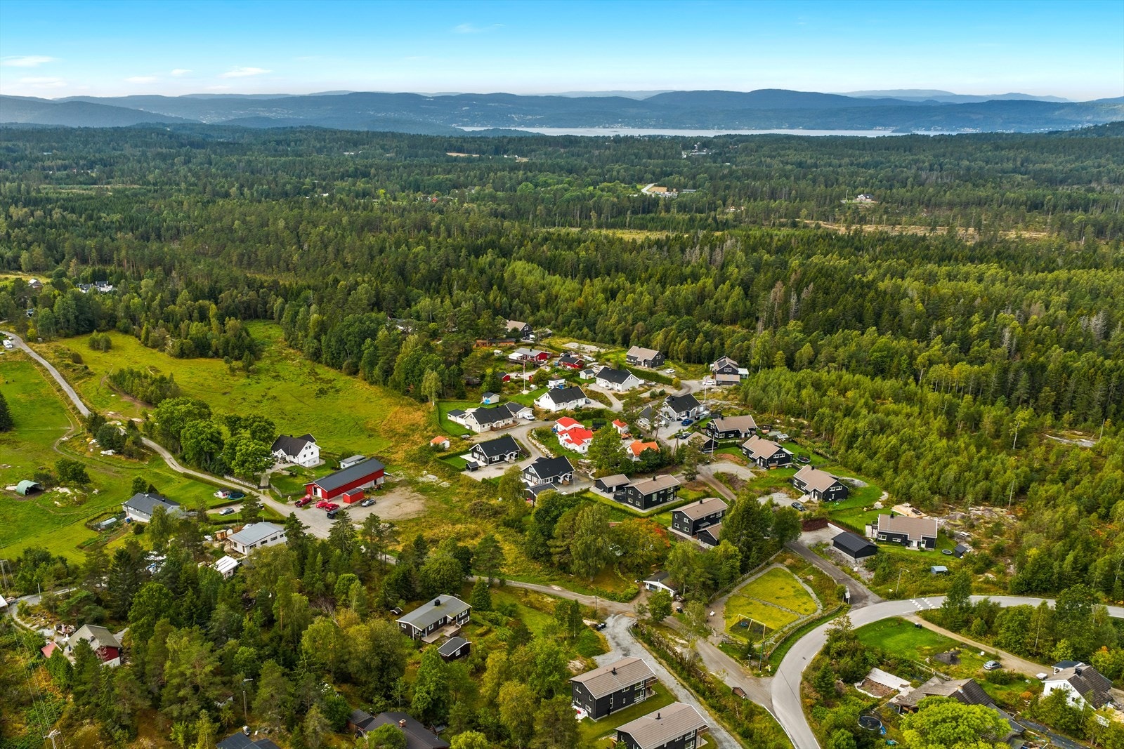 Området er preget av spredt hytte- og boligbebyggelse i et landlig miljø. Galleribilde