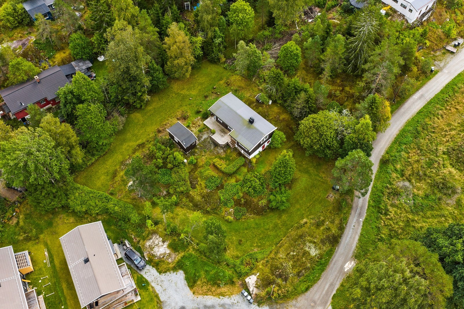 Eiendommen ligger tilbaketrukket fra veien, omkranset av natur. Galleribilde