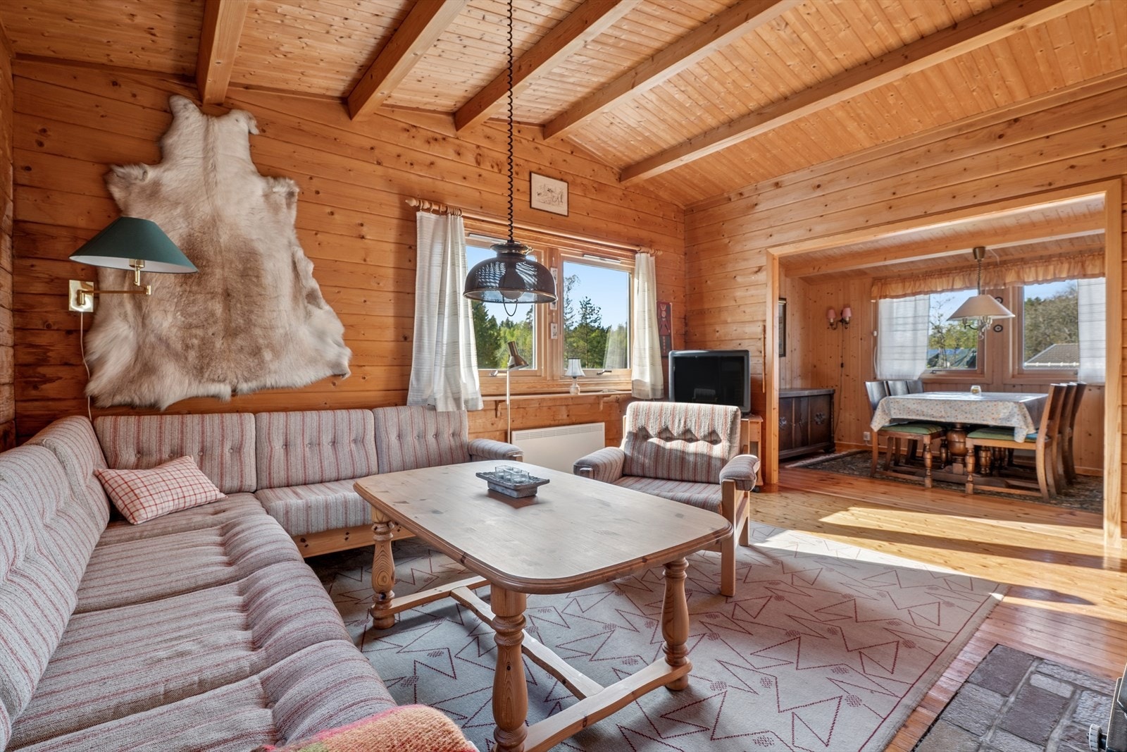 Rommet har plass til en romslig sofagruppe og har en åpen løsning mot spisestuen. Galleribilde