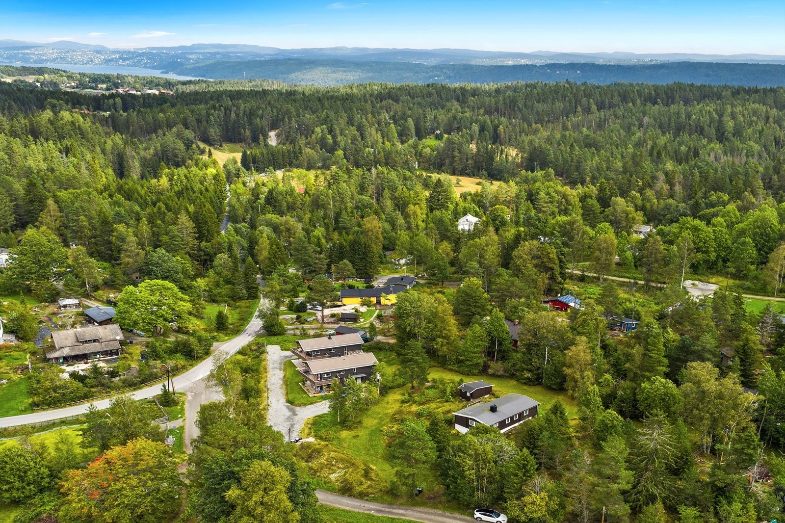 Landlig og idyllisk beliggenhet med kort kjøreavstand til Drøbak og Nesoddens servicetilbud. Galleribilde
