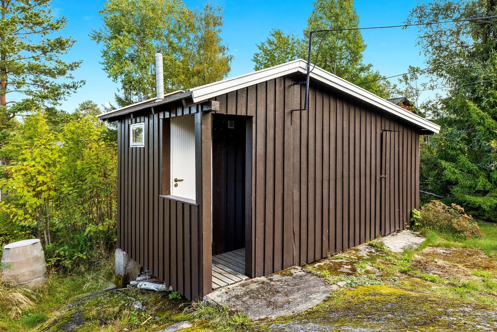Annekset er en praktisk utvidelse av hytta, ideelt for gjester eller som et ekstra oppholdsrom. Galleribilde