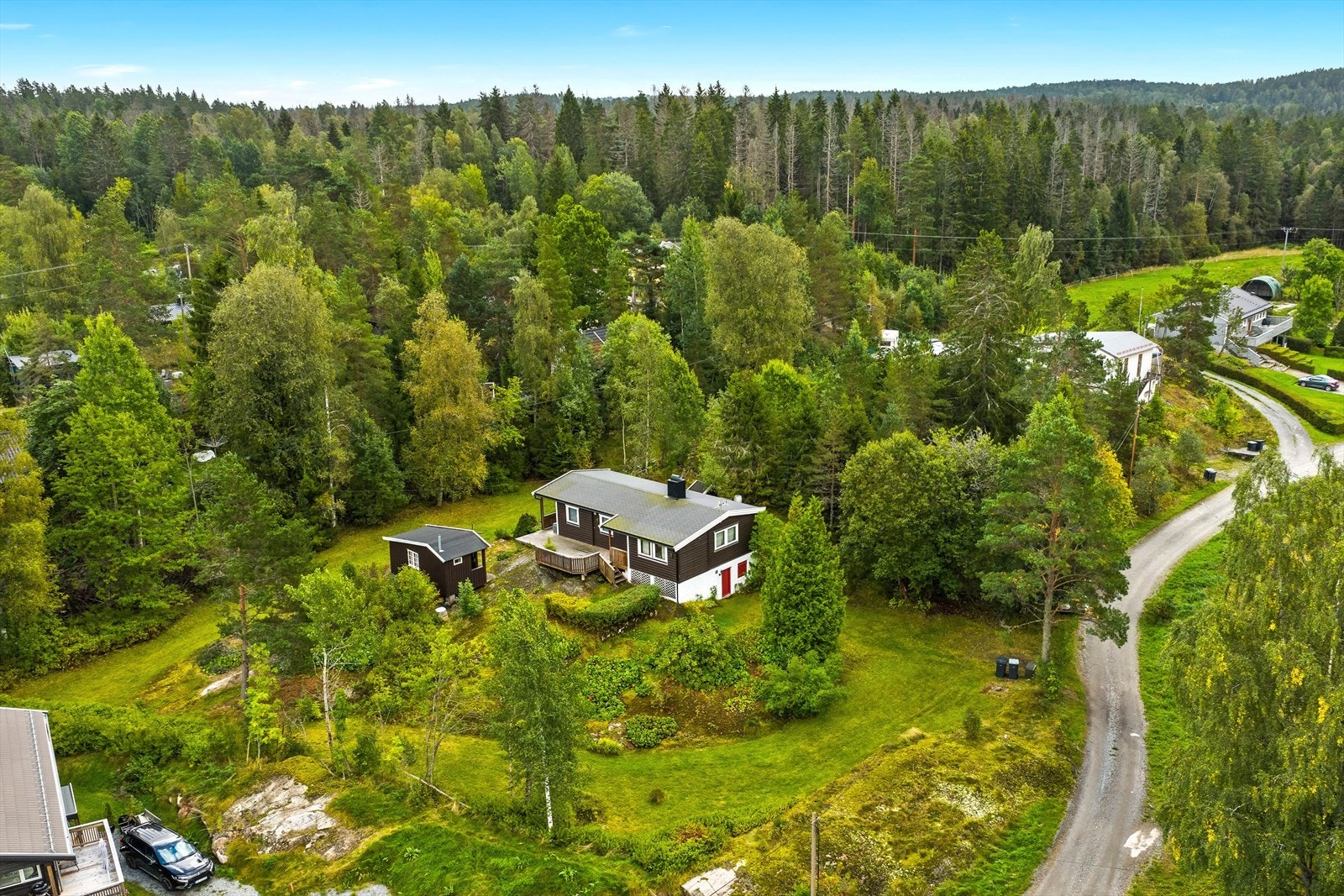 Eiendommen ligger fint til i terrenget, med god avstand til naboer. Galleribilde