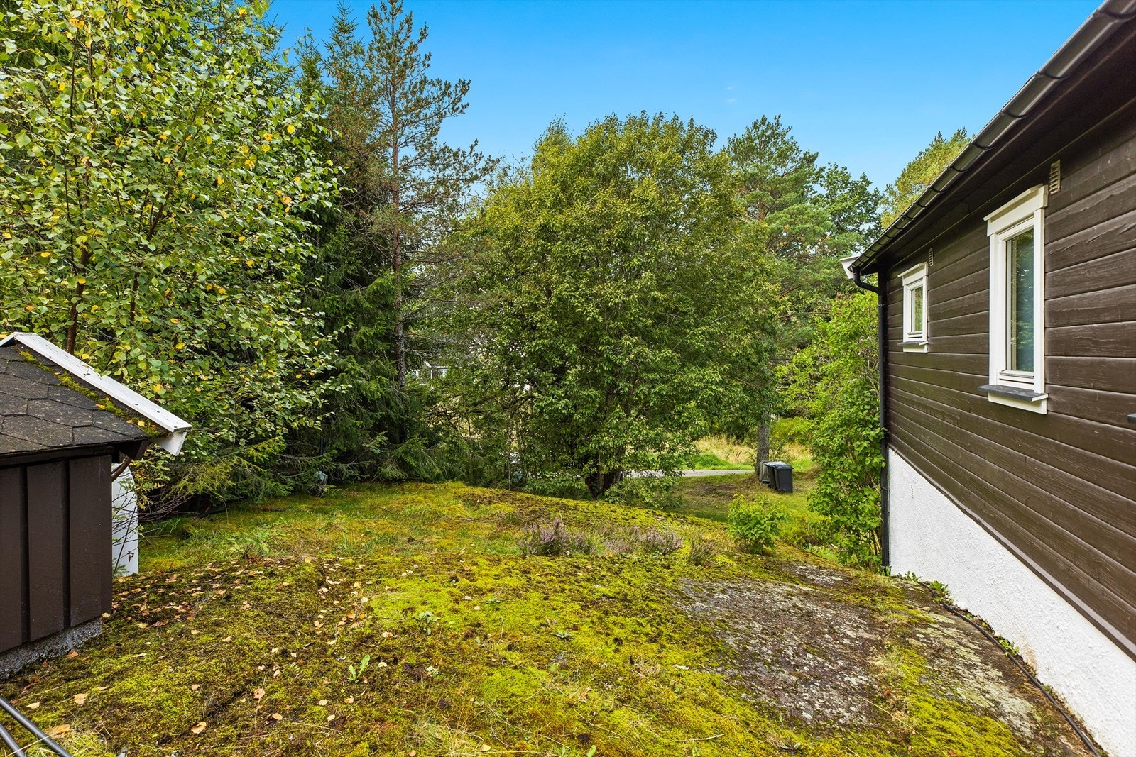 Her er det svaberg og naturlig terreng som gir tomten karakter. Galleribilde