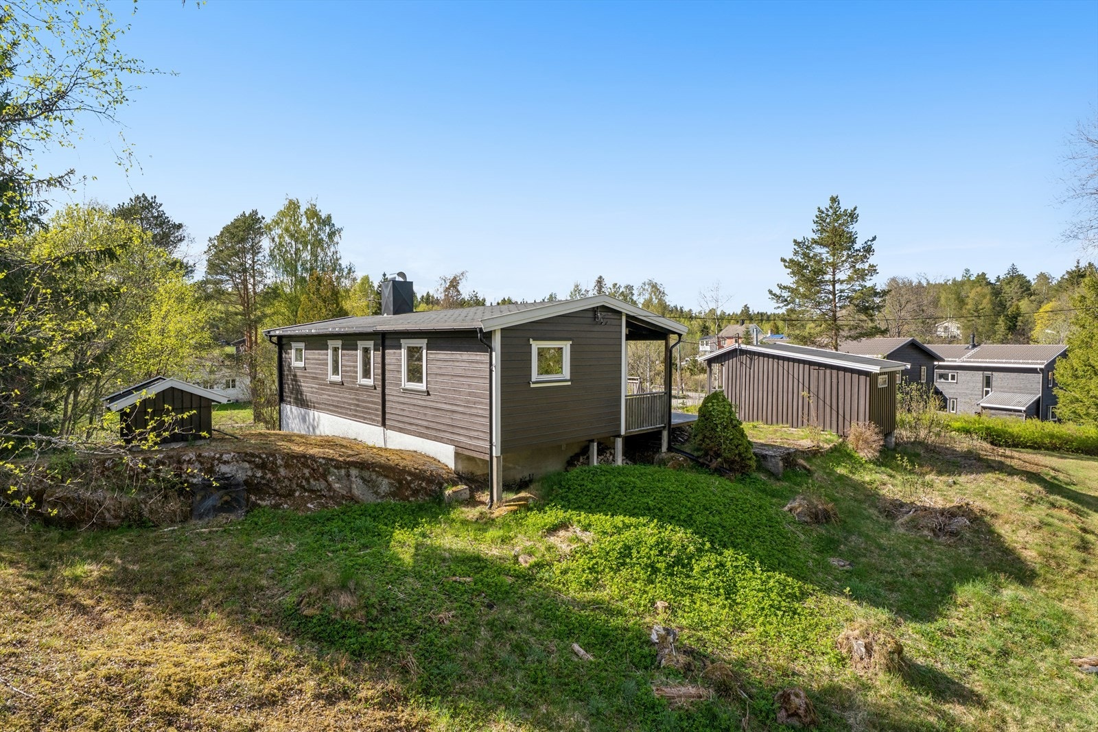Fasaden er godt vedlikeholdt og har et tradisjonelt hyttepreg. Galleribilde