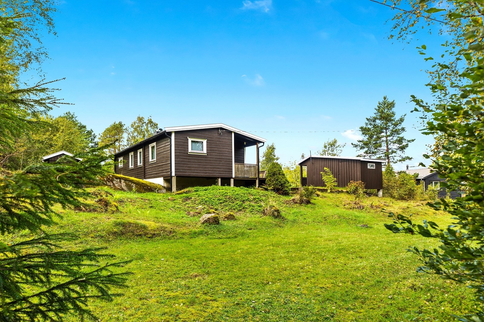 Den store naturtomten gir rikelig med plass for lek og utendørsaktiviteter. Galleribilde