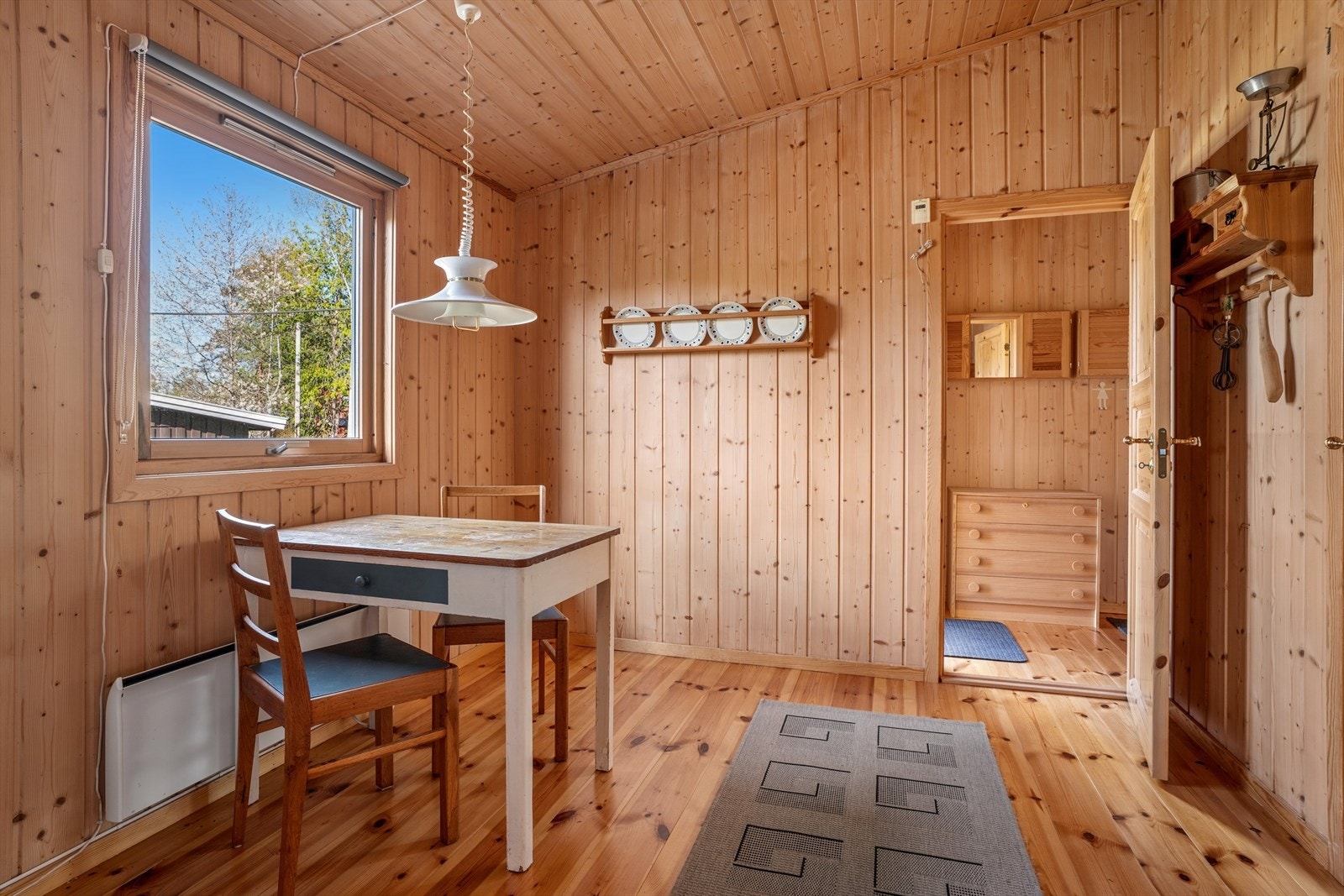 Vinduet ved spiseplassen slipper inn godt med dagslys. Galleribilde