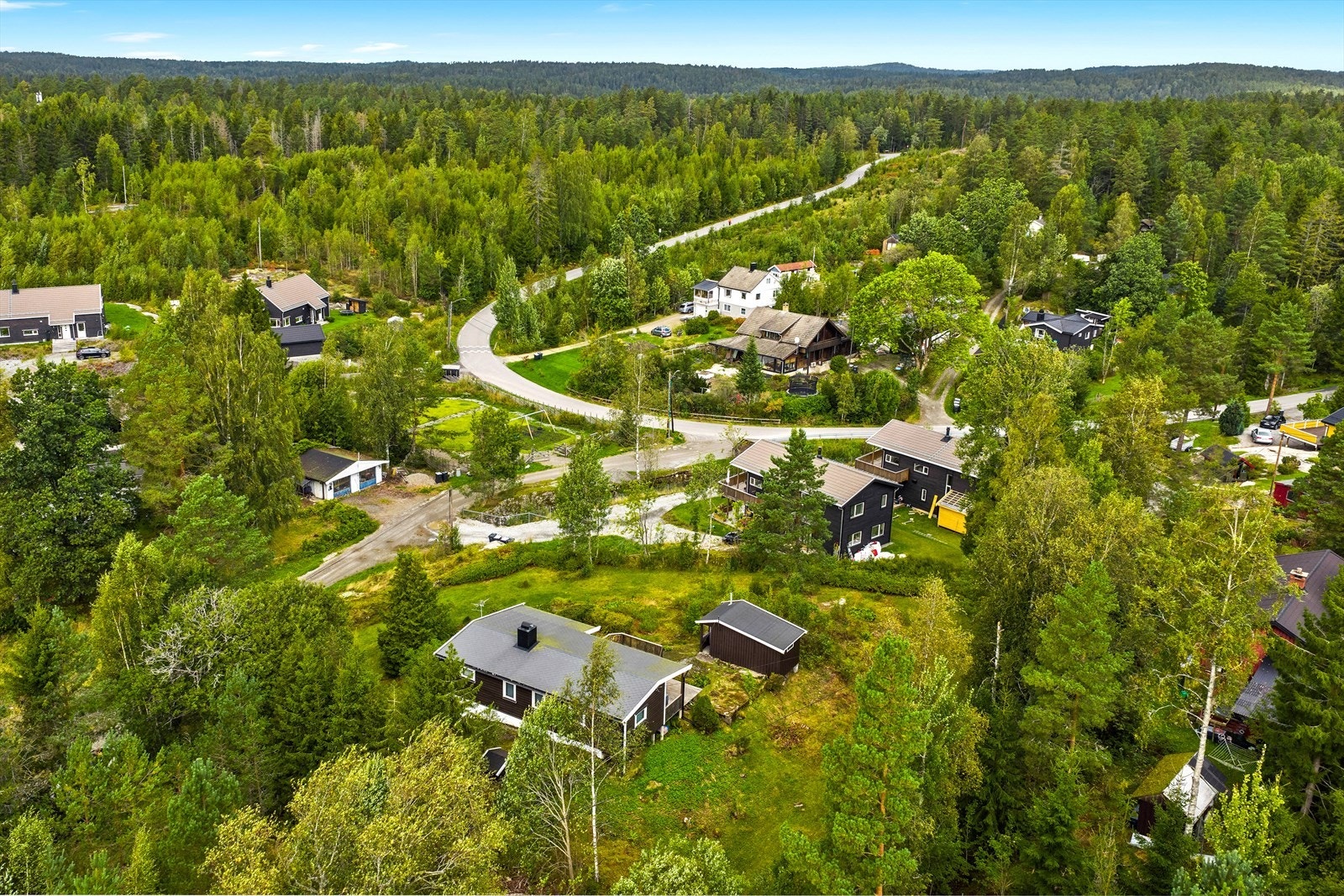Veien vedlikeholdes og brøytes av Slotteveien vel, som eiendommen er en del av. Galleribilde