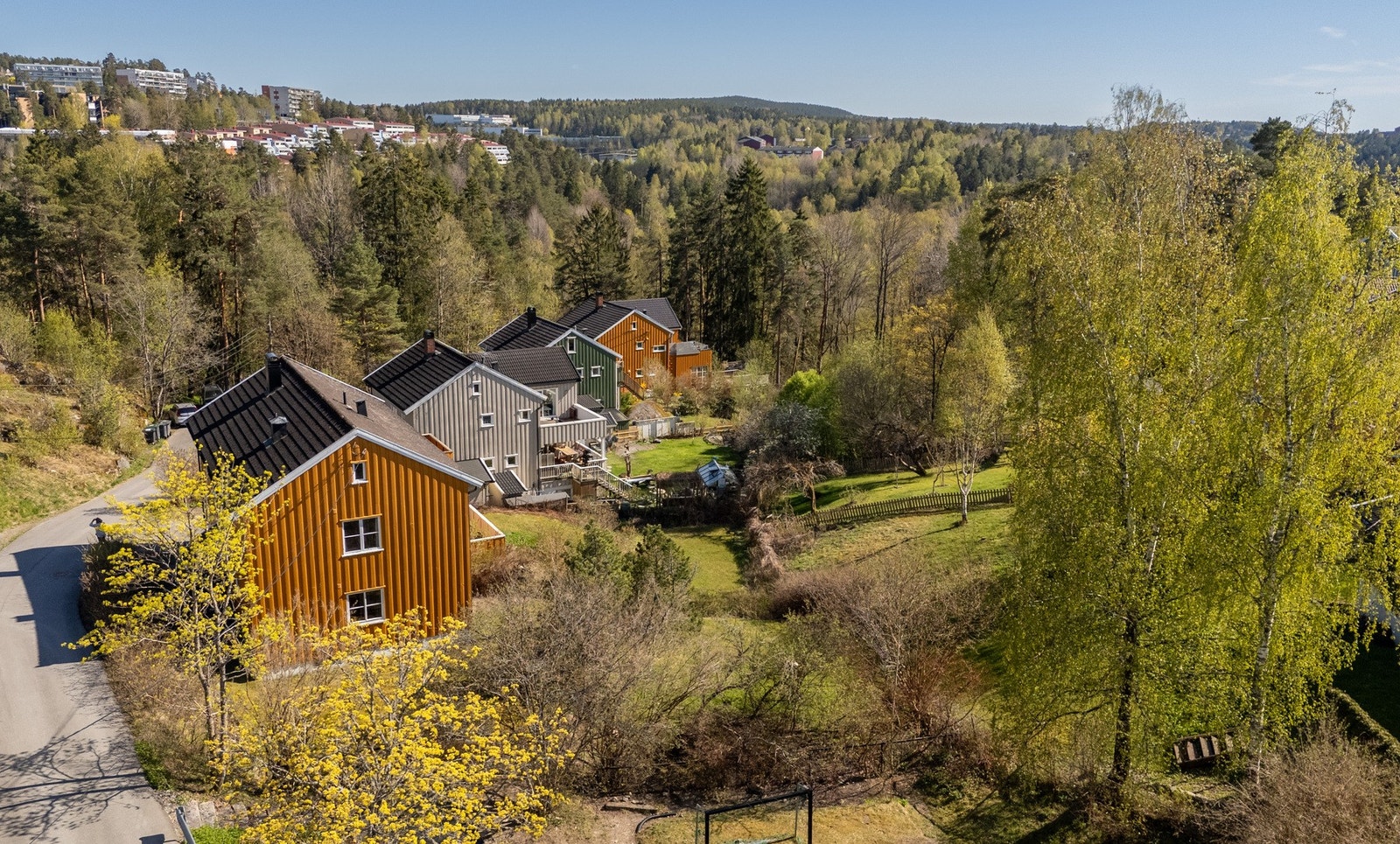 Oppussingsobjekt med solrik terrasse vendt mot frodige omgivelser. Galleribilde
