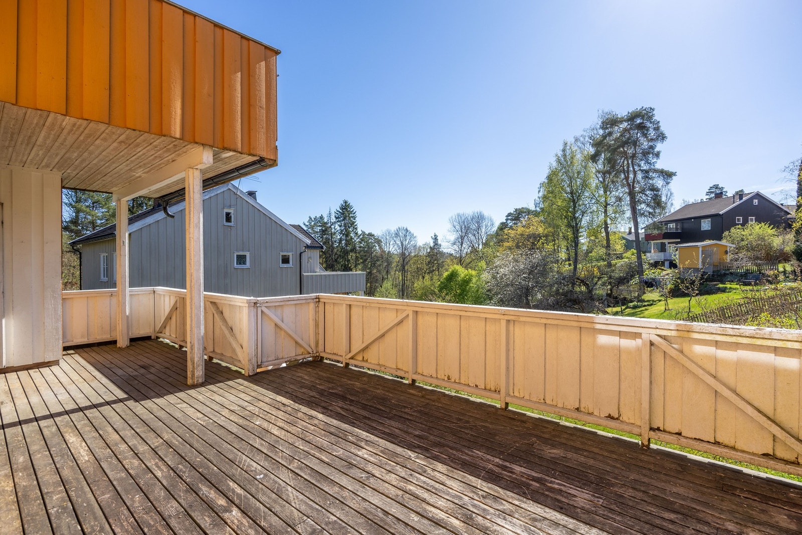Et oppussingsobjekt med solrik terrasse vendt mot stor hage. Galleribilde
