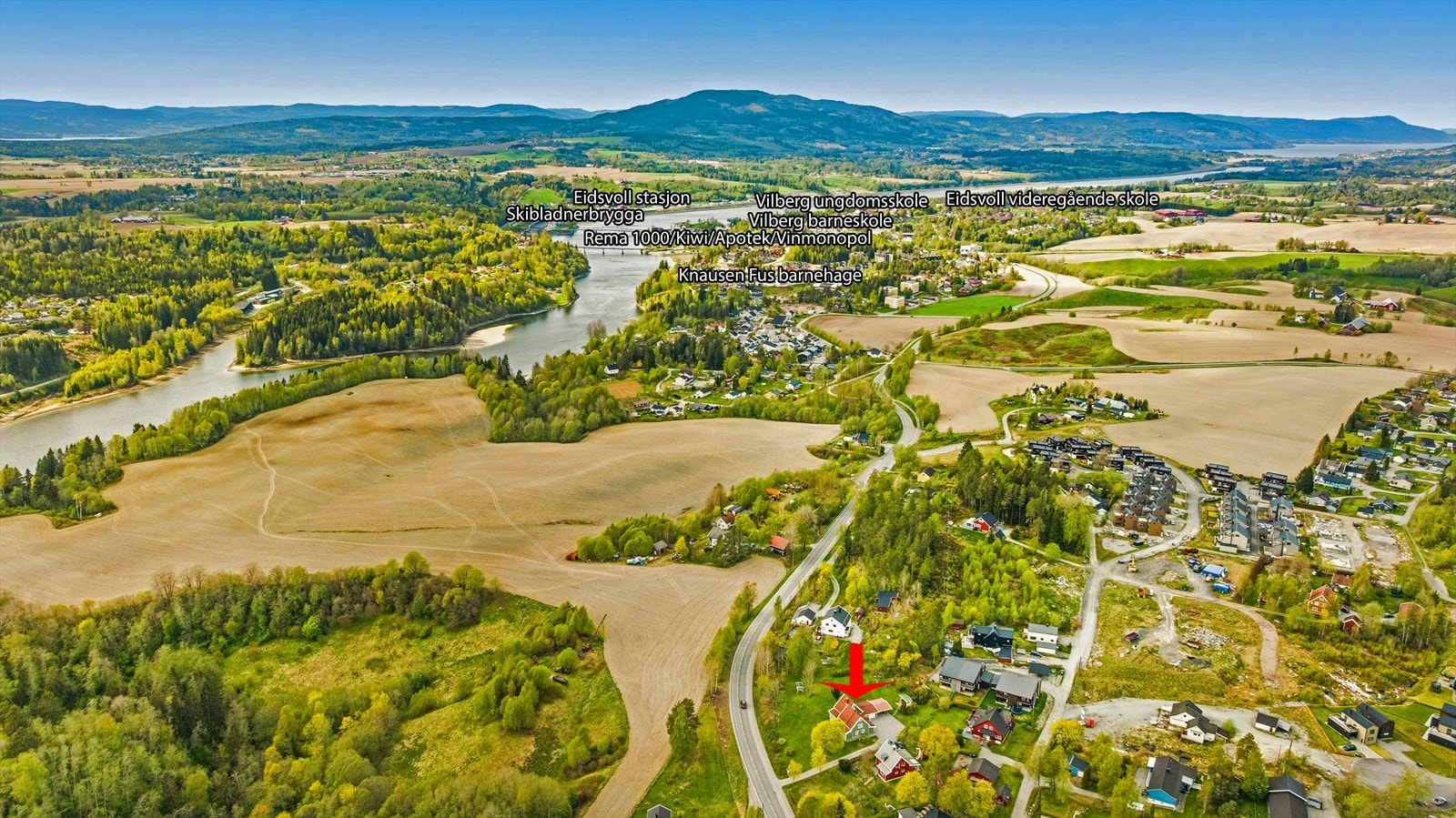 Med bil tar det kun 4-7 minutter til skoler, barnehager og Eidsvoll sentrum. Galleribilde