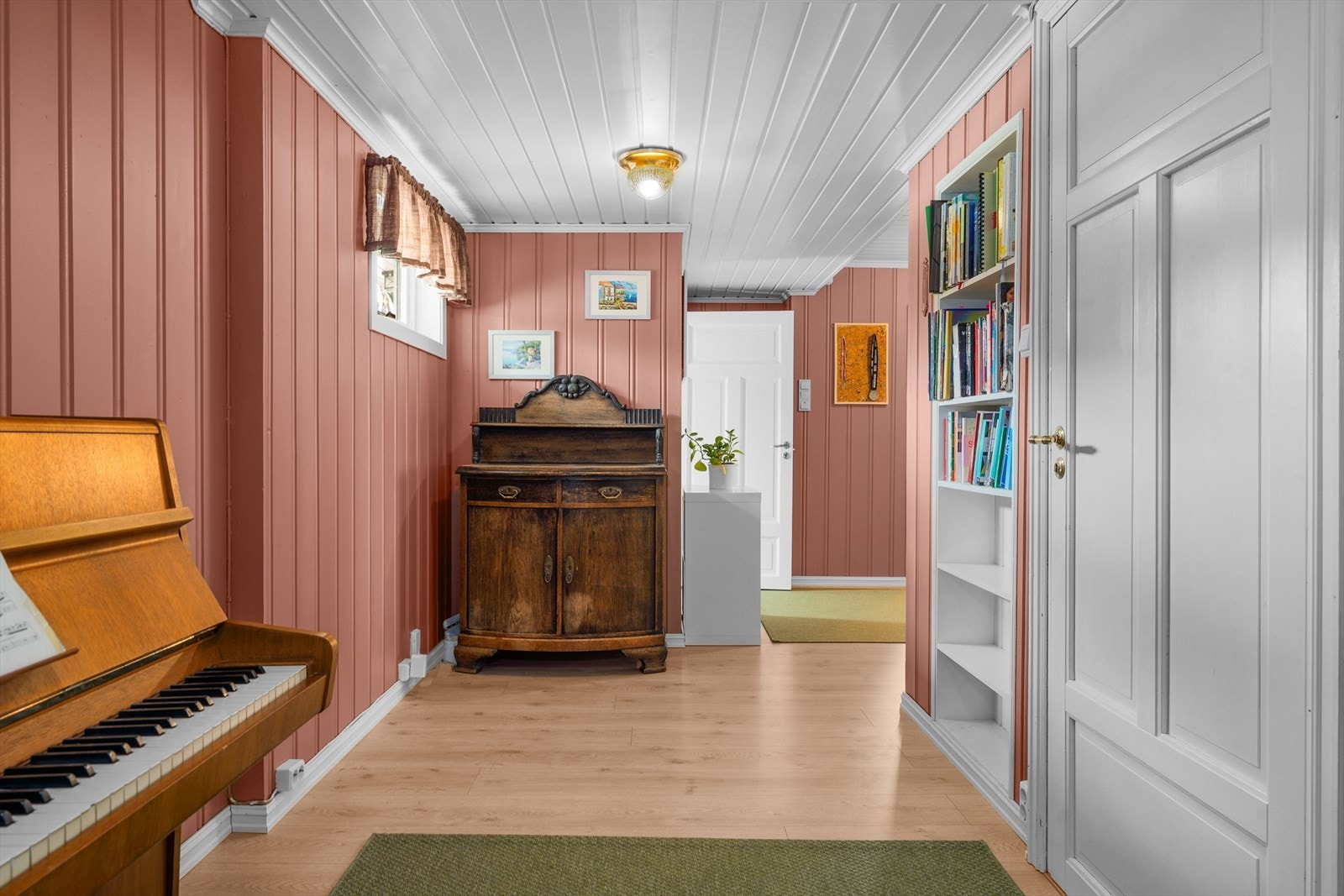 Gangen i første etasje har panel på veggene og laminat på gulvet. Galleribilde