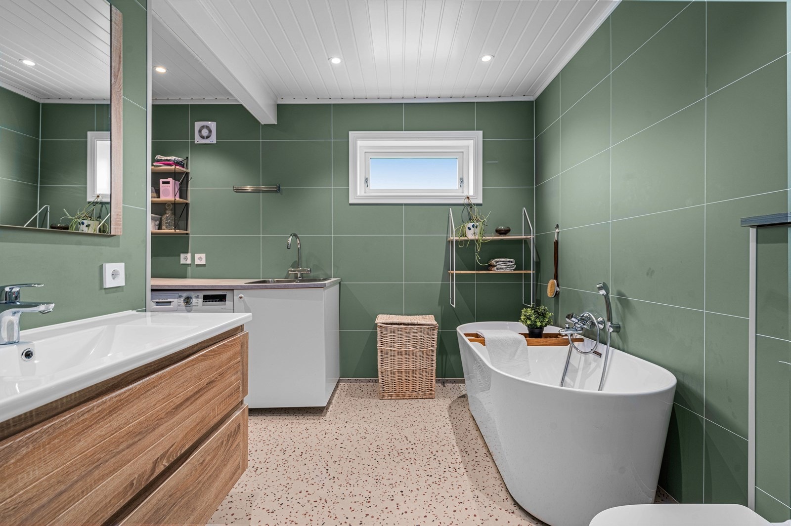 Badet i første etasje ble pusset opp i 2022 med baderomsplater på veggene og gulvbelegg. Galleribilde