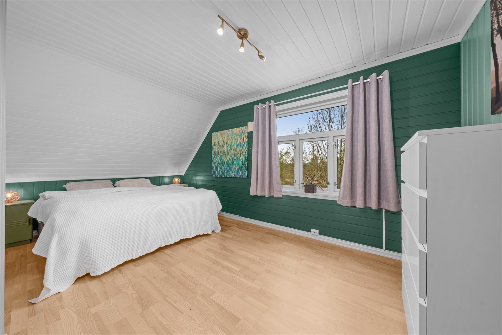 Ett av de tre soverommene i andre etasje, med plass til dobbeltseng og nattbord. Galleribilde