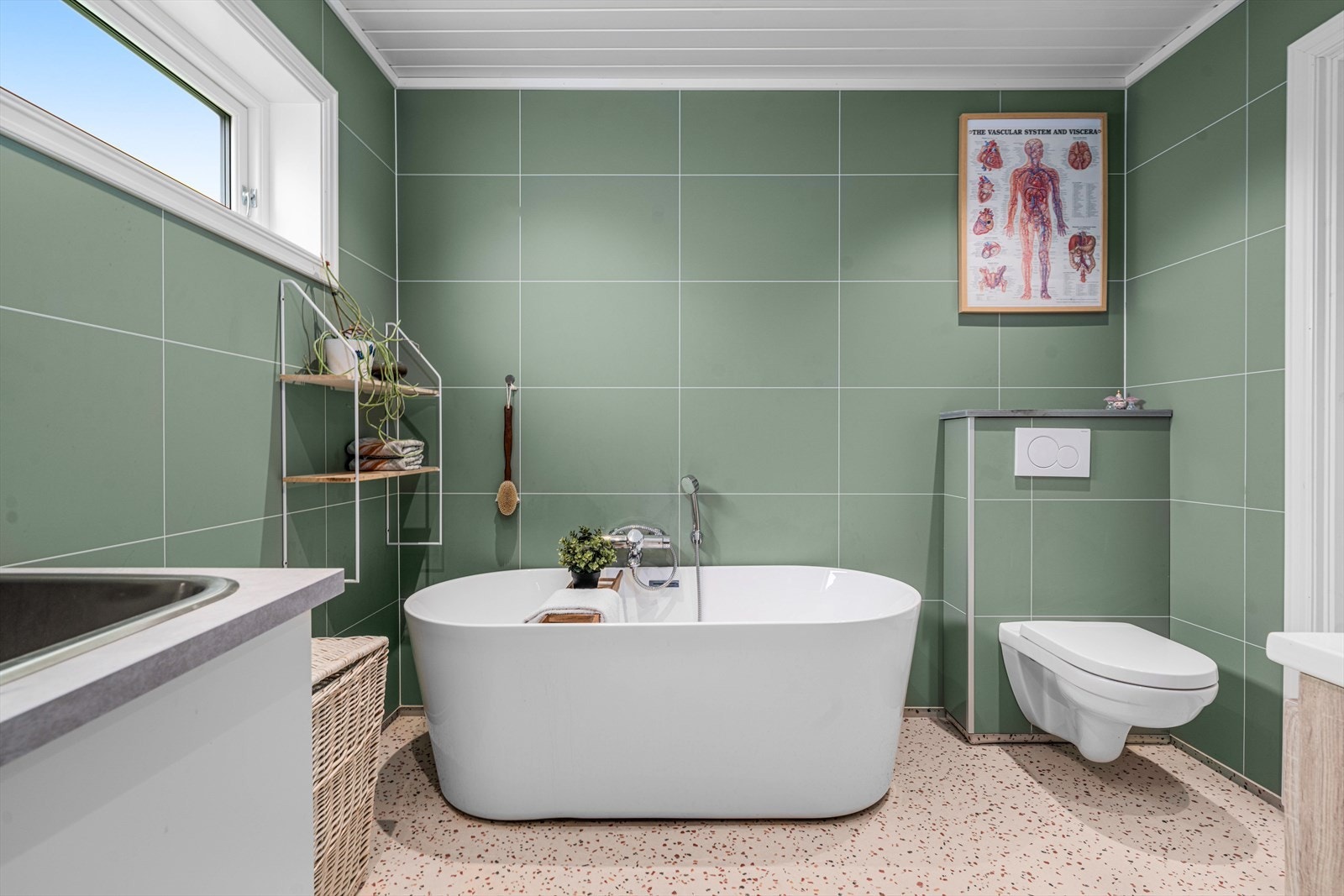 Badet er utstyrt med gulvvarme, frittstående badekar og toalett med innebygd sisterne. Galleribilde