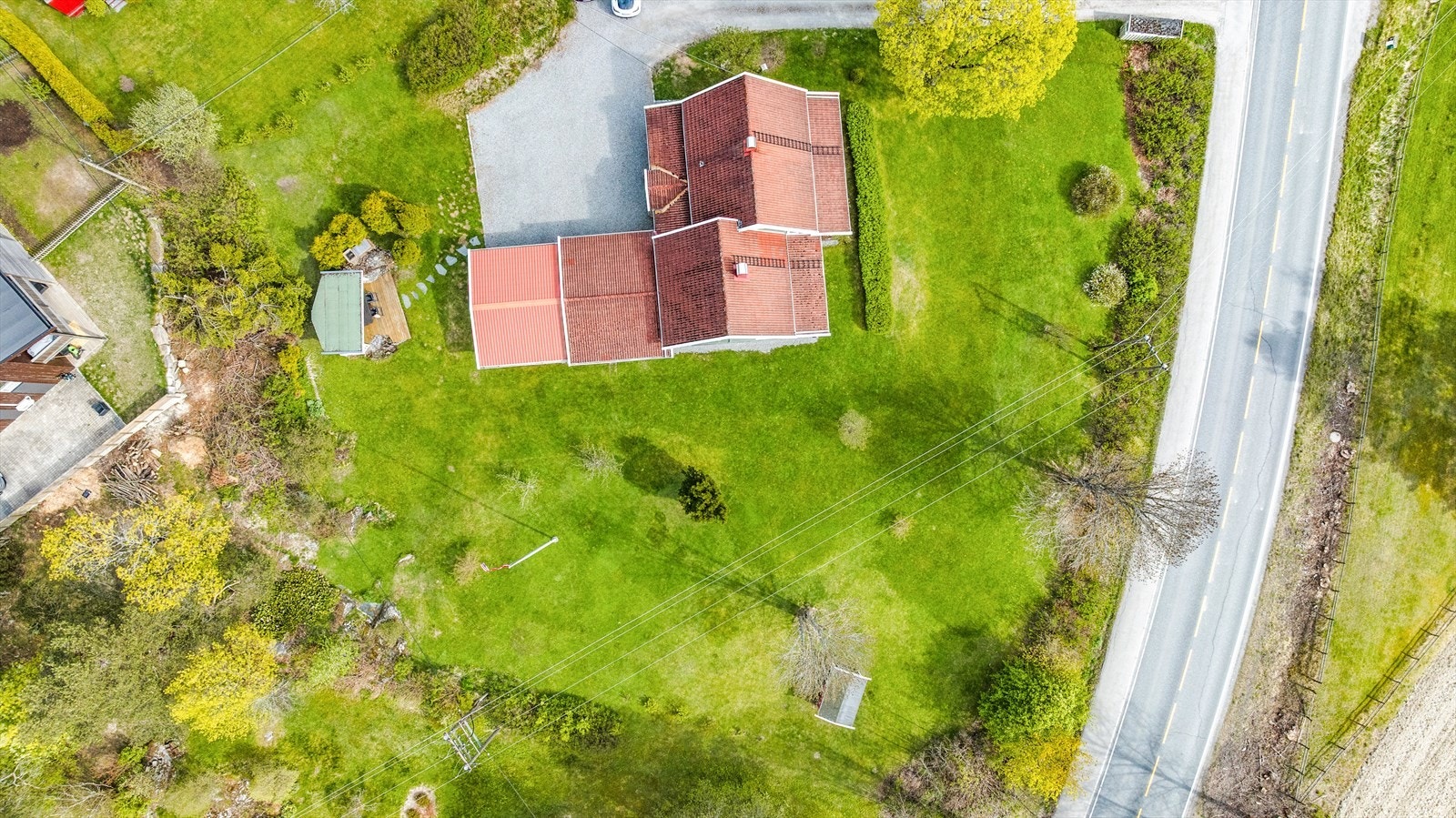 Oversiktsbilde av eiendommen og den store tomten. Galleribilde