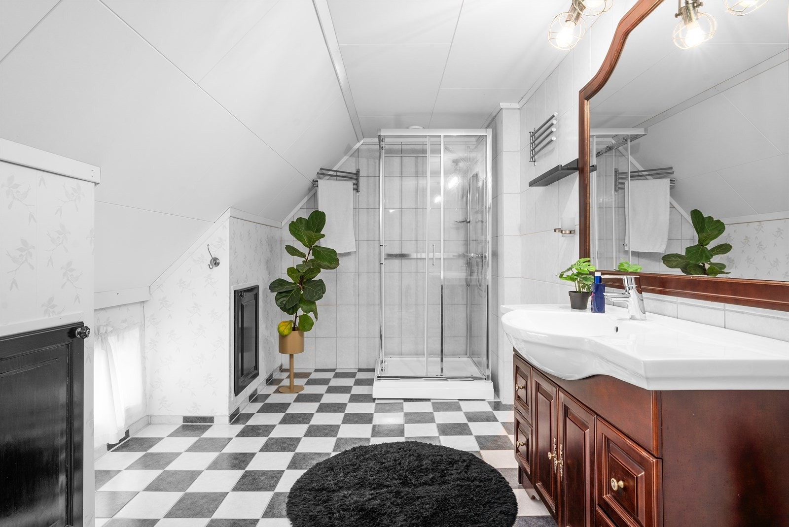 Badet i andre etasje har flislagt gulv med varmekabler og dusjkabinett. Galleribilde