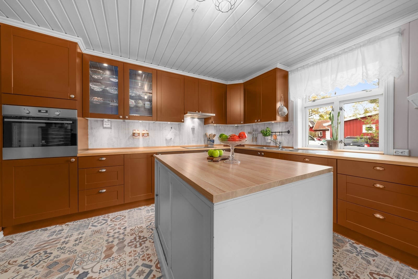 Kjøkkenet fremstår som både praktisk og moderne, med høy brukskomfort og gode arbeidsflater for matlaging i hverdagen. Galleribilde