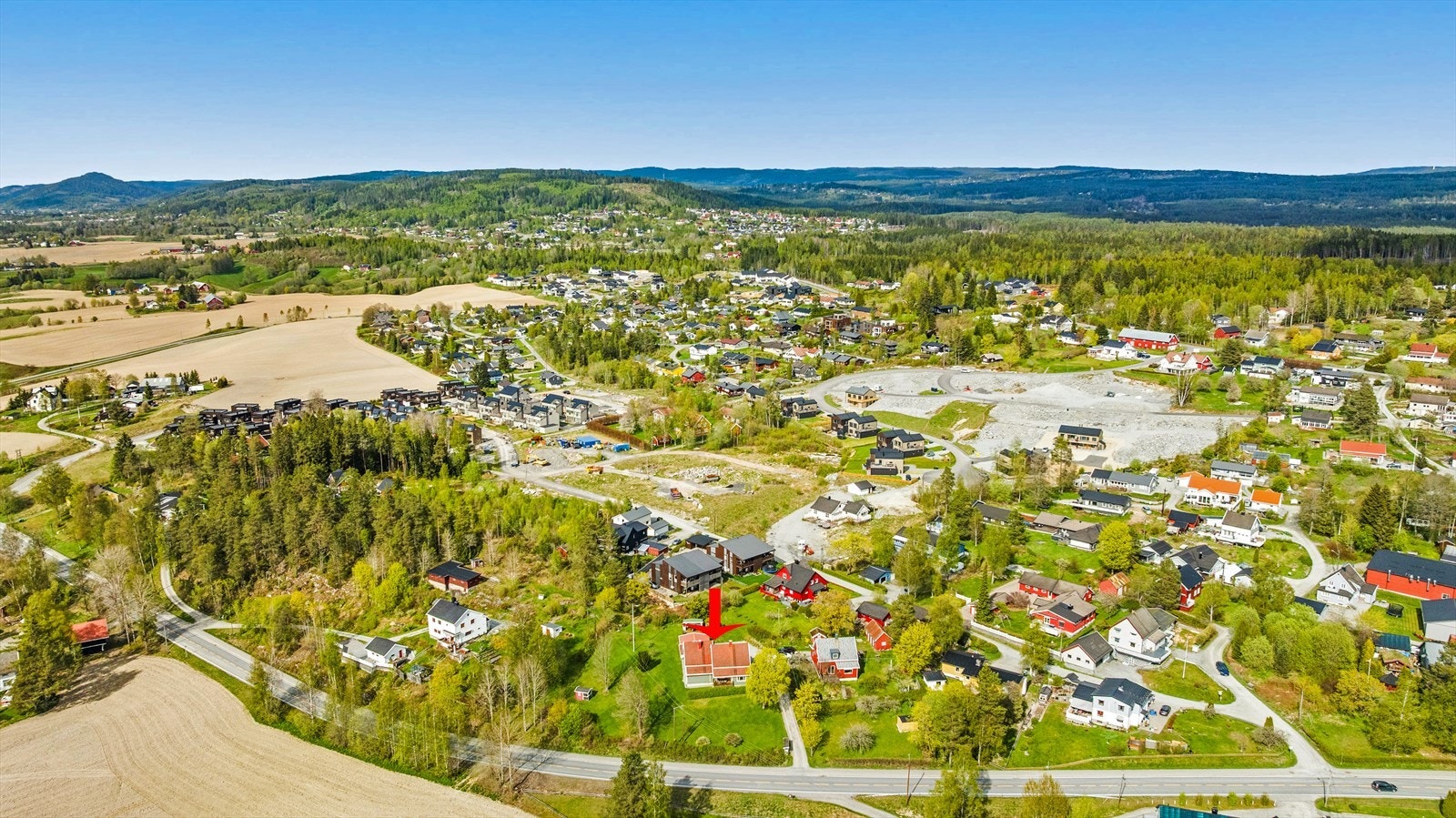 Boligen ligger i et område preget av villabebyggelse og store hager. Galleribilde