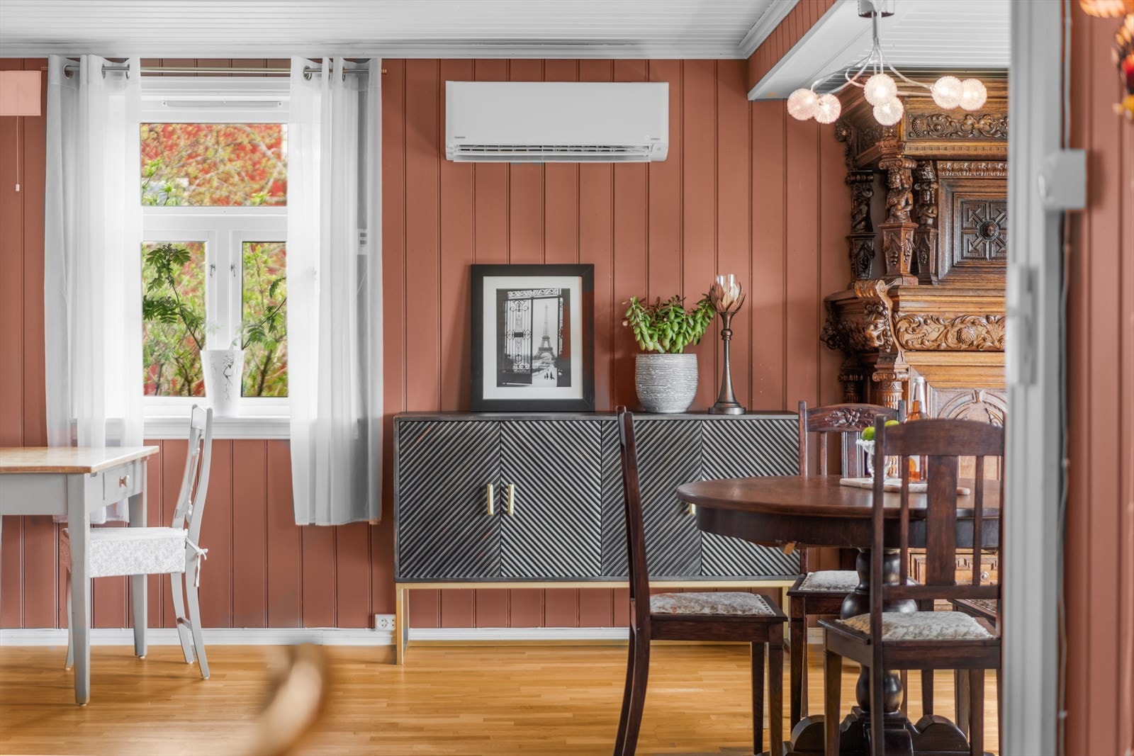 Vinduene i tilbygget er 2-lags glass fra 1980-tallet. Galleribilde