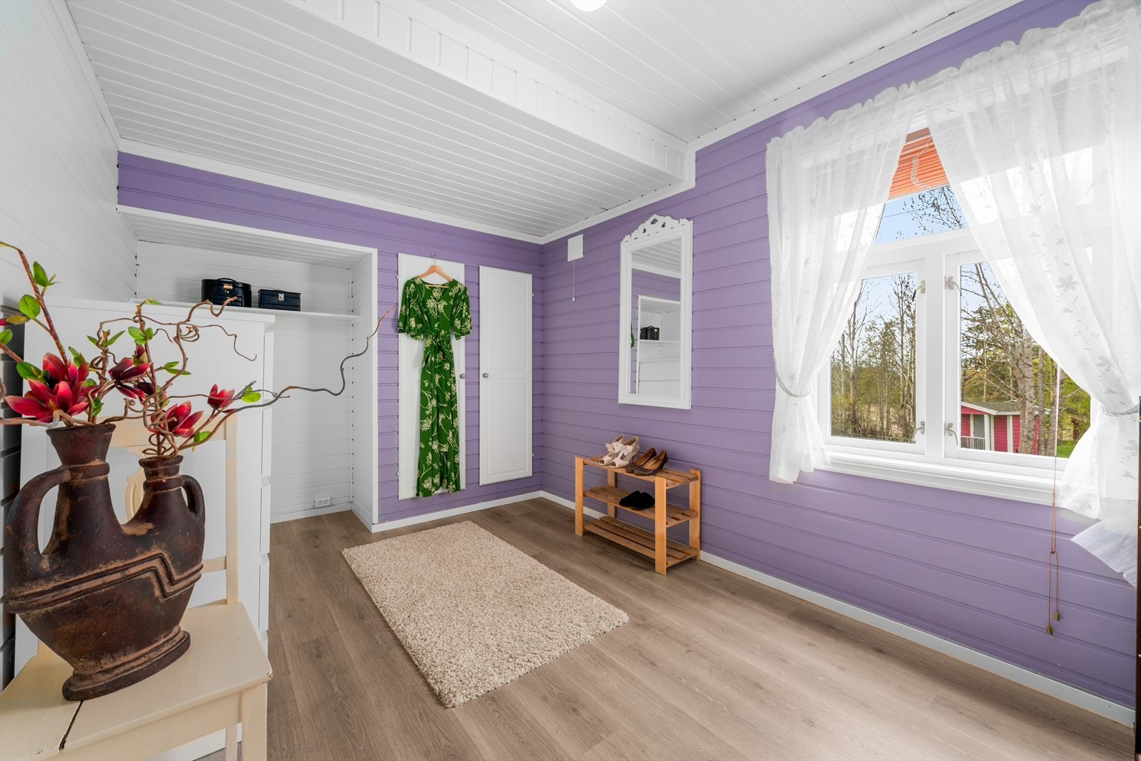 Soverom i første etasje med plass til seng og garderobeløsning. Galleribilde