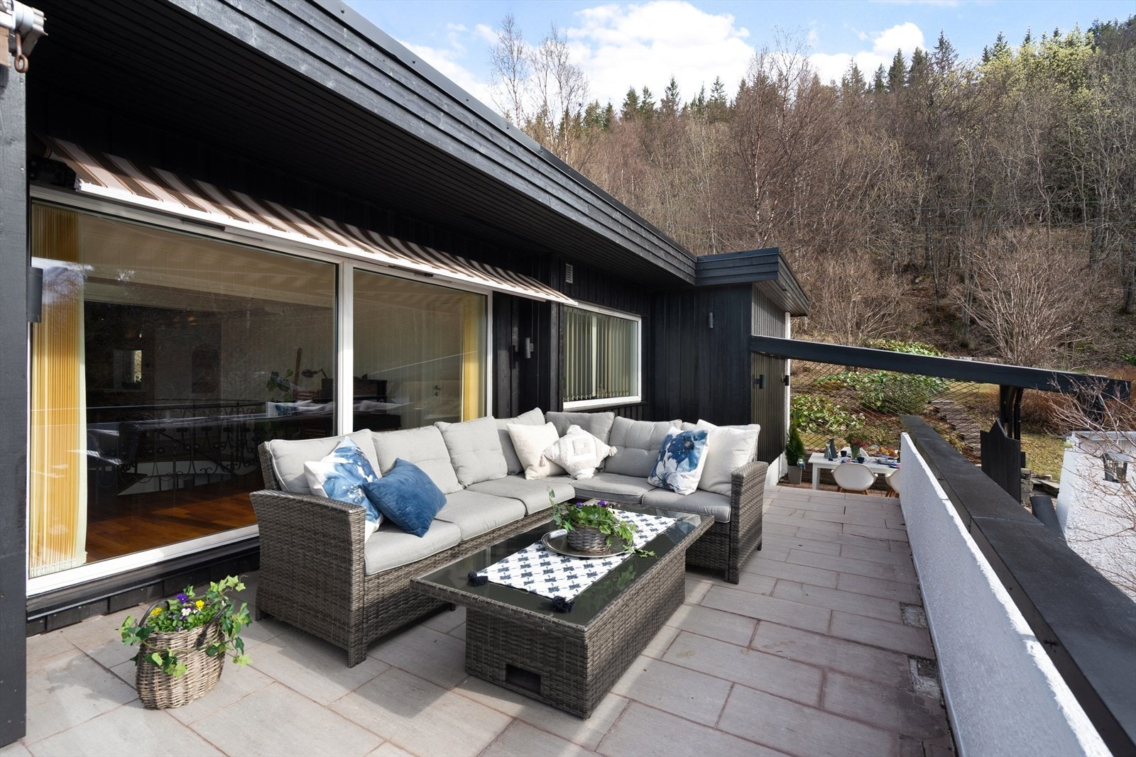 Stor terrasse med god plass for utemøbler og kos. Galleribilde