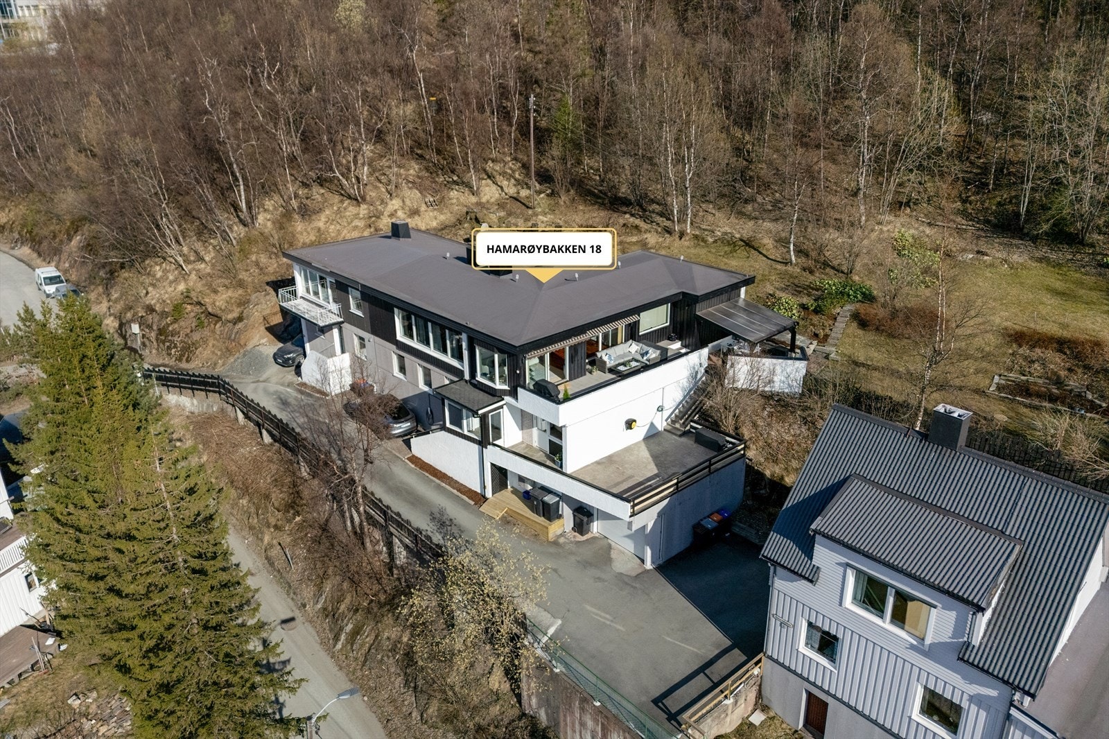 Denne tomannsboligen har 4 soverom, 2 stuer, 2 bad, badstue og et godt opparbeidet uteområdet. Galleribilde