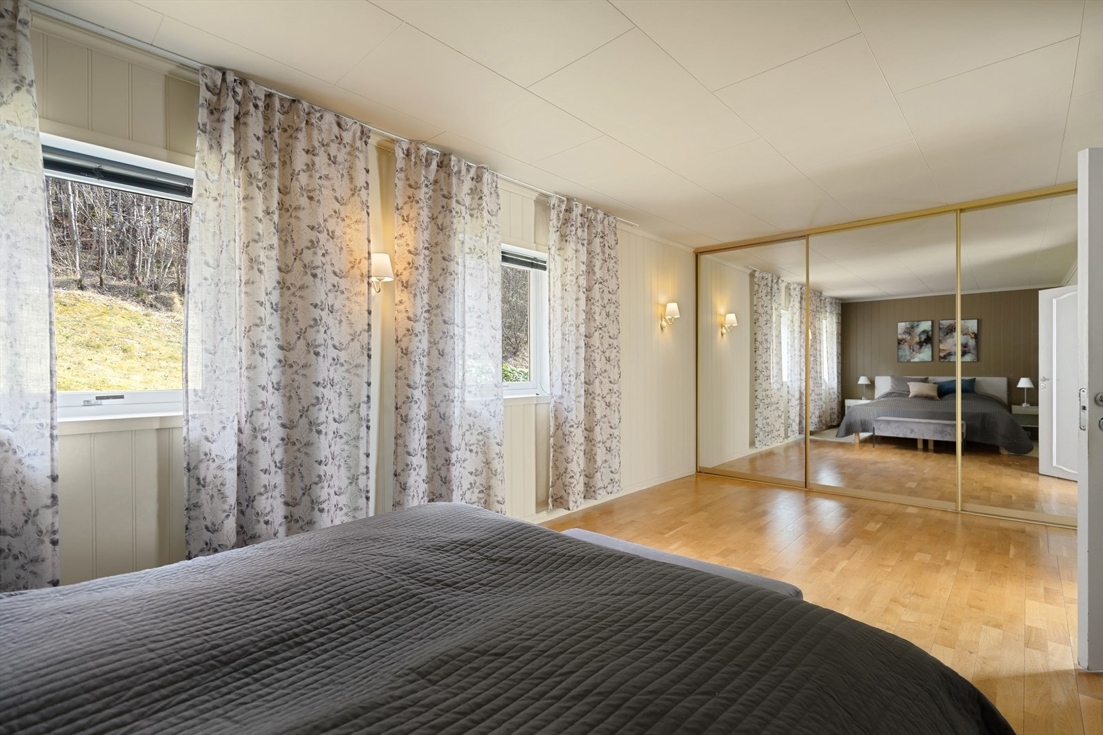 Soverommet inneholder skyvedørsgarderobe og direkte adkomst til badet. Galleribilde