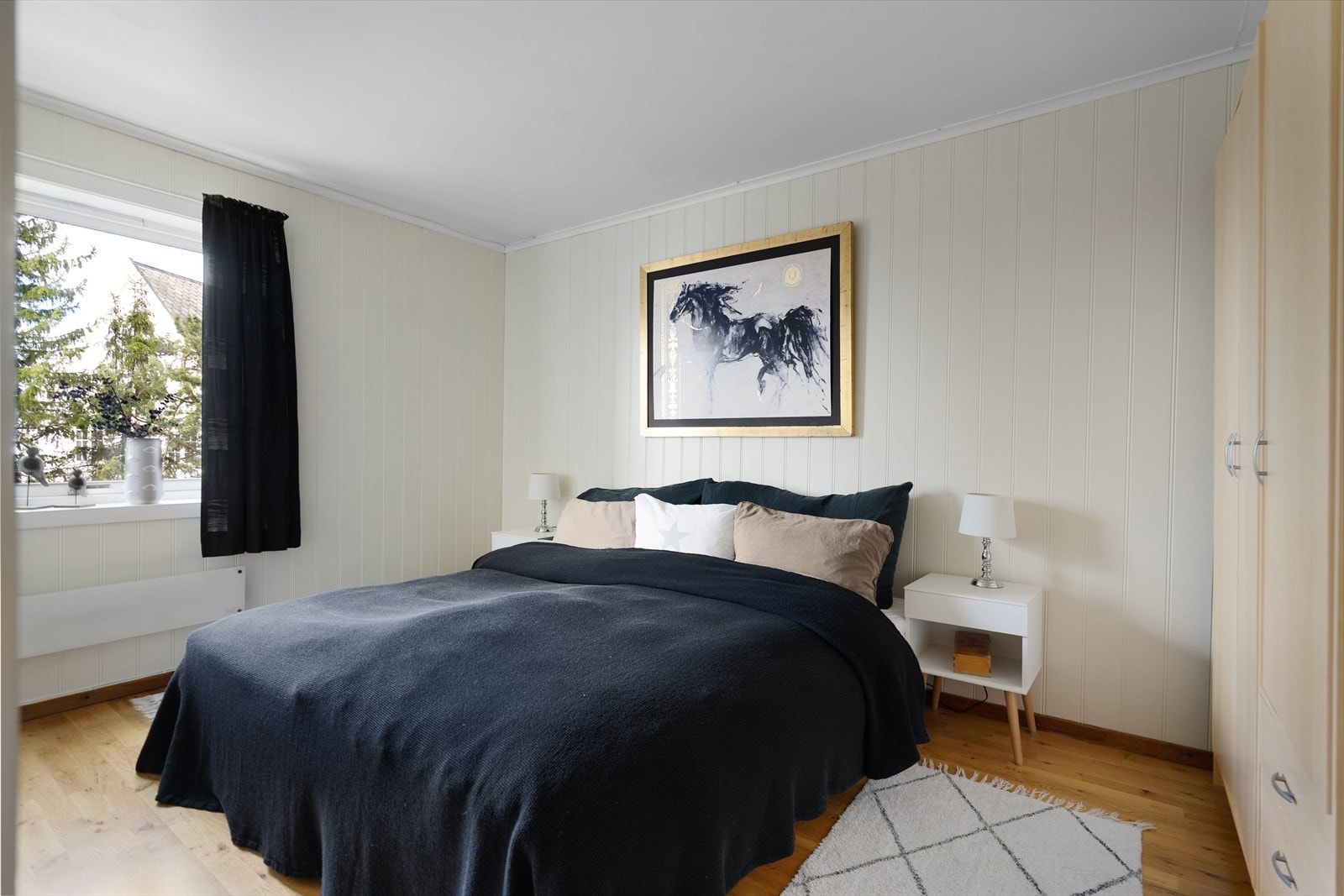 Soverom 1 i 1.etasje har god plass for sengemøbler og oppbevaring. Galleribilde