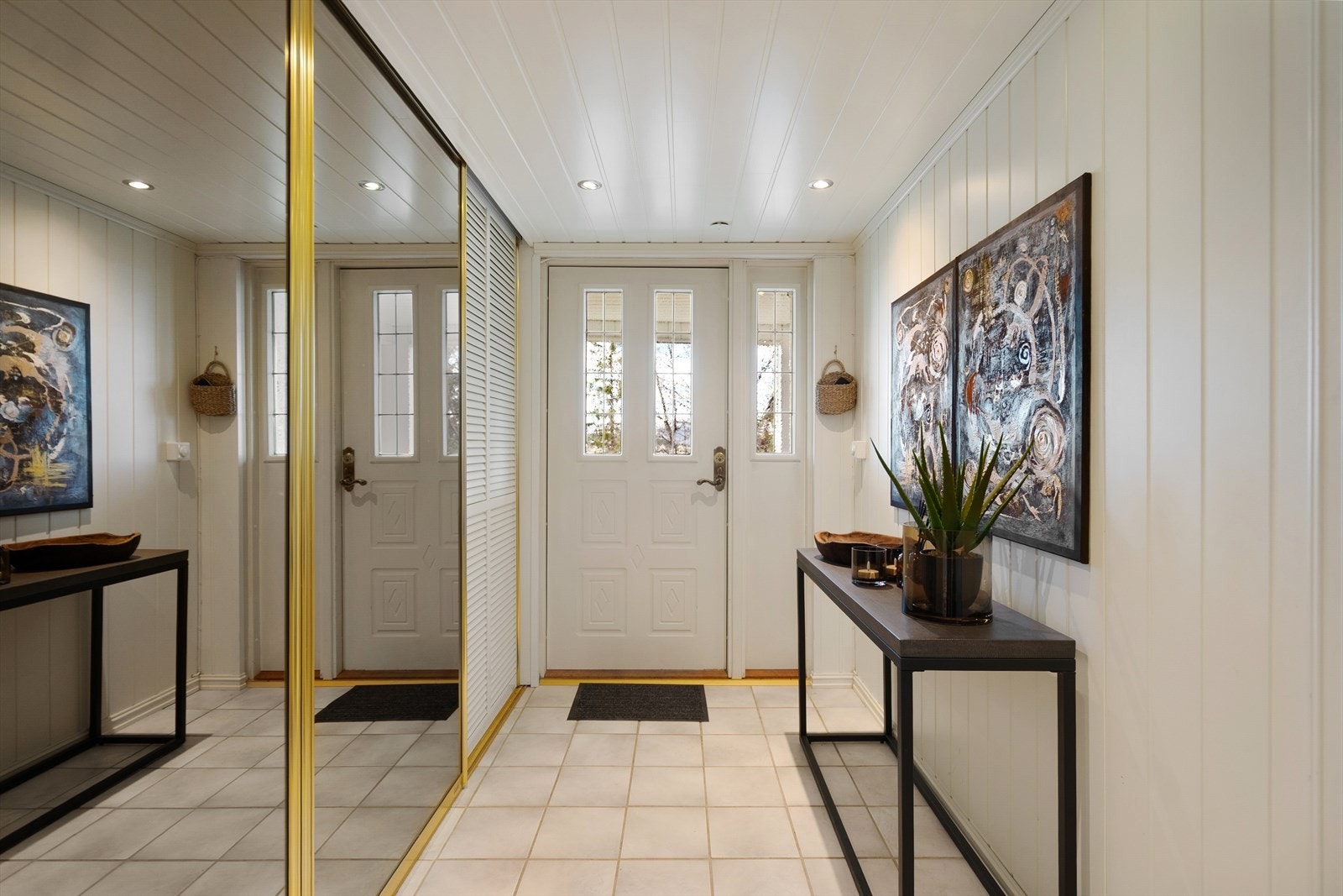Entré har skyvedørsgarderobe med god plass for oppbevaring for yttertøy Galleribilde