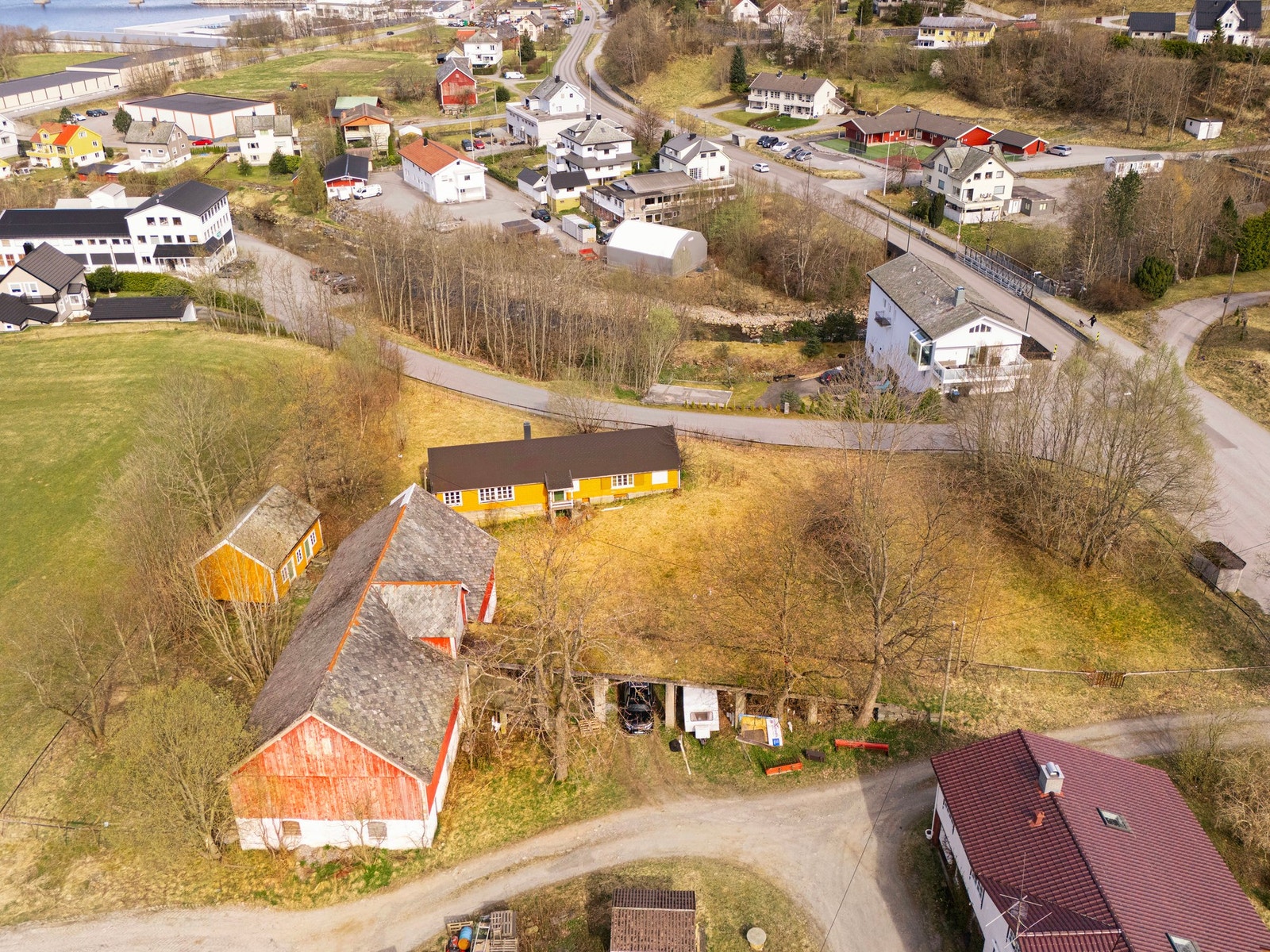 Eiendommen består av et gårdstun med bolighus, låve og stabbur. Galleribilde