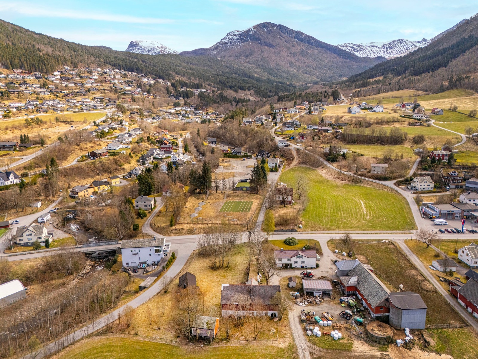Arealet ligger langs sørsiden av Vikaelva, med jordbruksareal rundt bebyggelsen og overgang til skog. Galleribilde