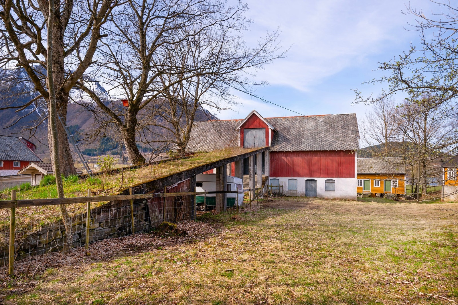 Låve. Galleribilde