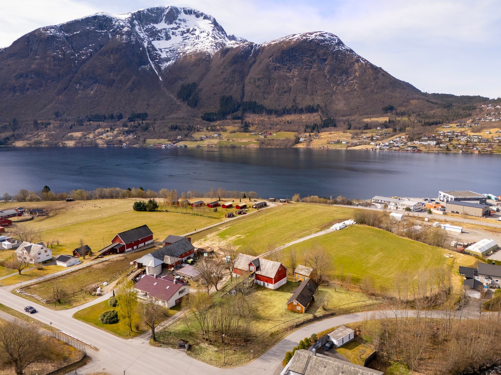Landbrukseiendom med gårdstun, skog og jordbruksarealer i Sykkylven Galleribilde