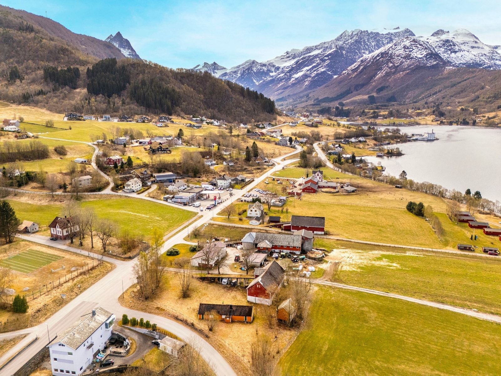 Beliggenhet på Blindheim i Sykkylven, vest for Kyrkjevegen og sør for Vikaelva. Galleribilde