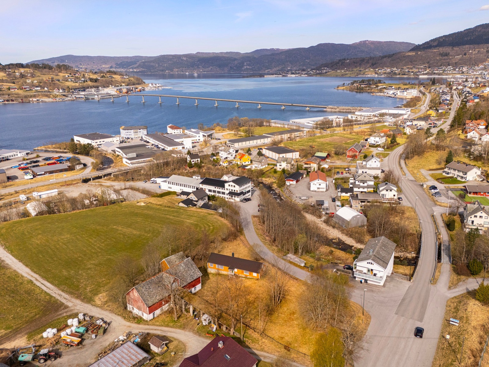 Eiendommen omfatter også enkelte teiger oppover i Vikadalen og Straumsdalen. Galleribilde