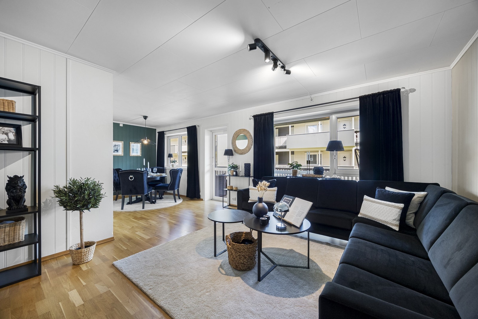 Leiligheten har en fin og lys stue med åpent ut til kjøkkenet og utgang til balkong. Galleribilde
