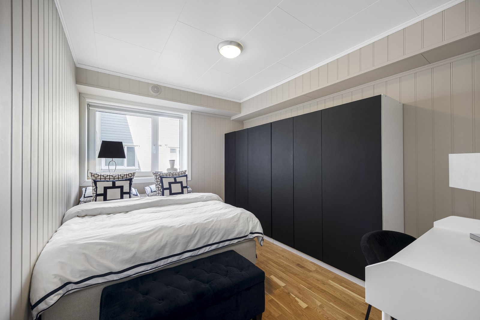 1 av 3 soverom i leiligheten med god plass til dobbeltseng og garderobe. Galleribilde