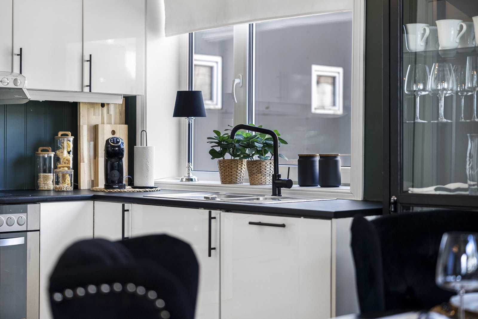 Kjøkkenet har fine detaljer som matchende farger på servant og håndtak i stil med benkeplaten. Galleribilde