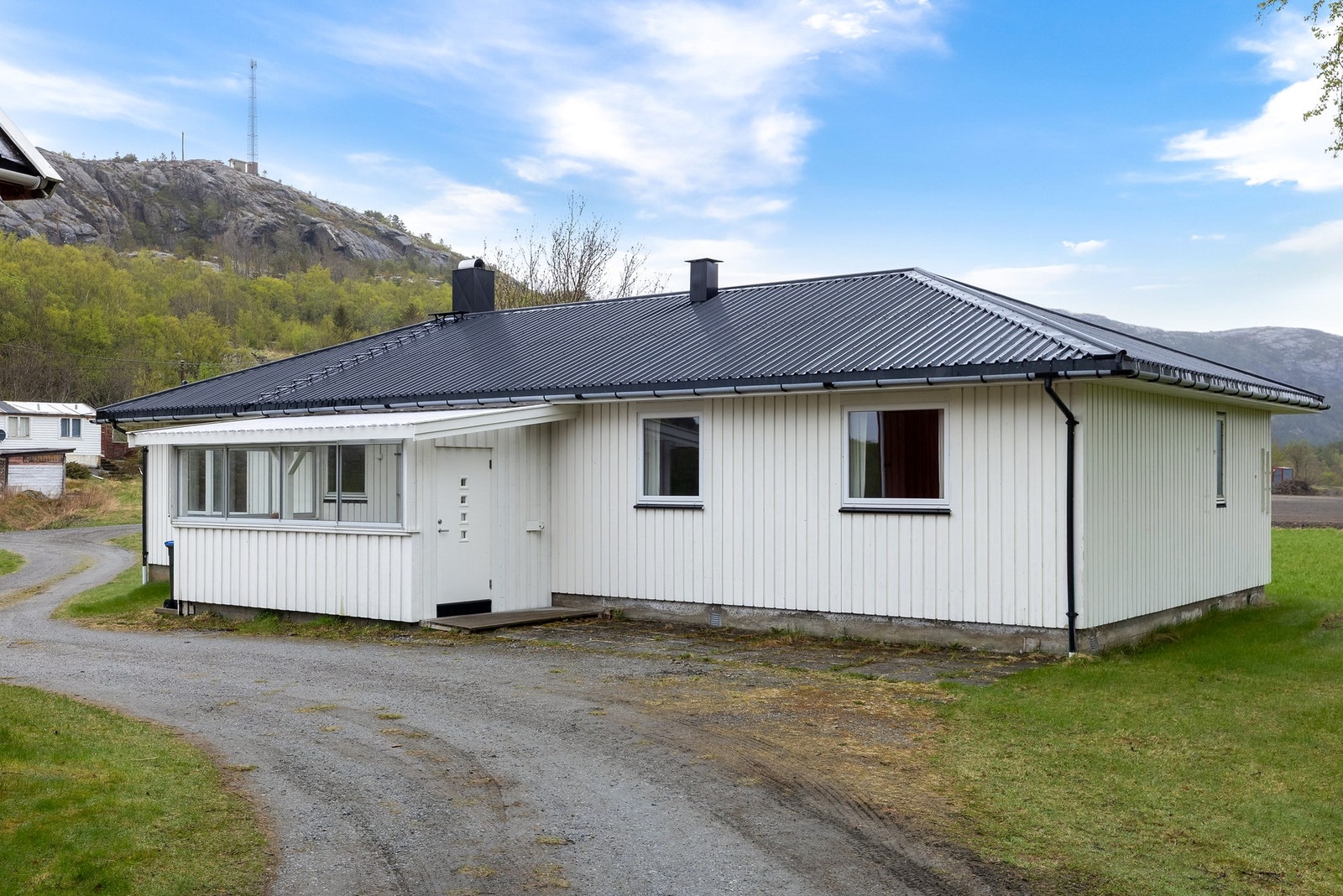 Hovedboligen ble oppført i 1980 Galleribilde