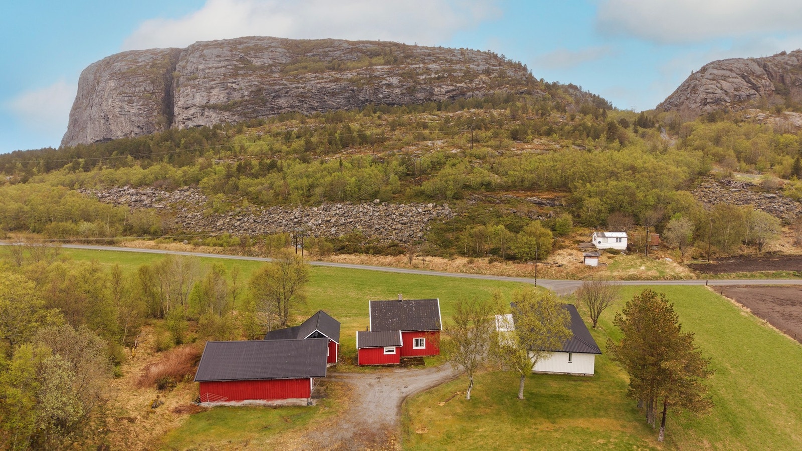Eiendommen omfattes av enebolig, eldre enebolig og garasje/lagerbygg Galleribilde