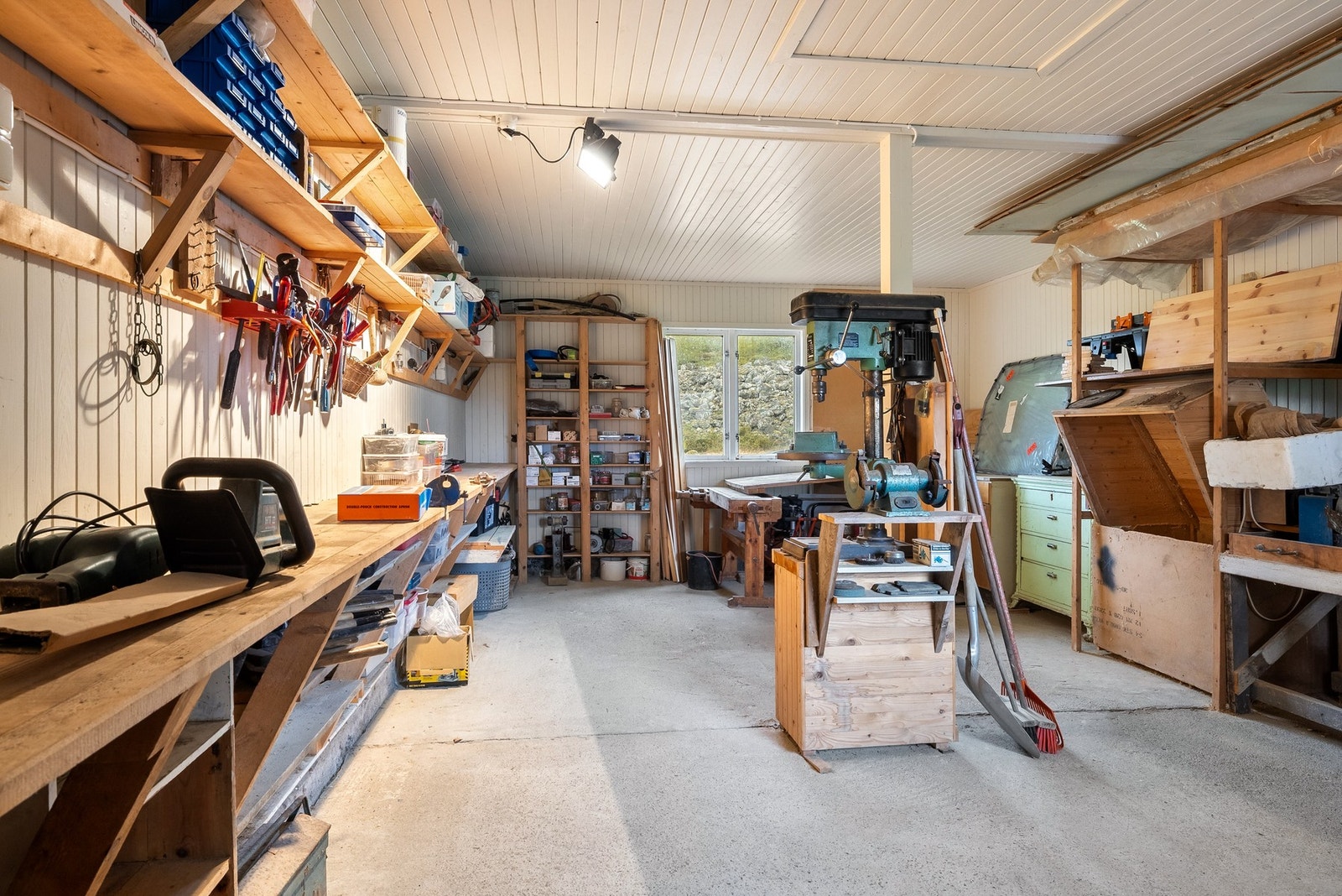 Allsidig rom med muligheter for verksted og hobbybruk Galleribilde
