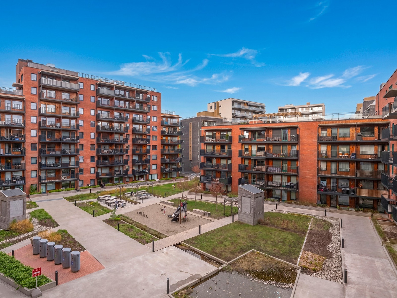 Moderne boligbygg med gjennomført uttrykk Galleribilde