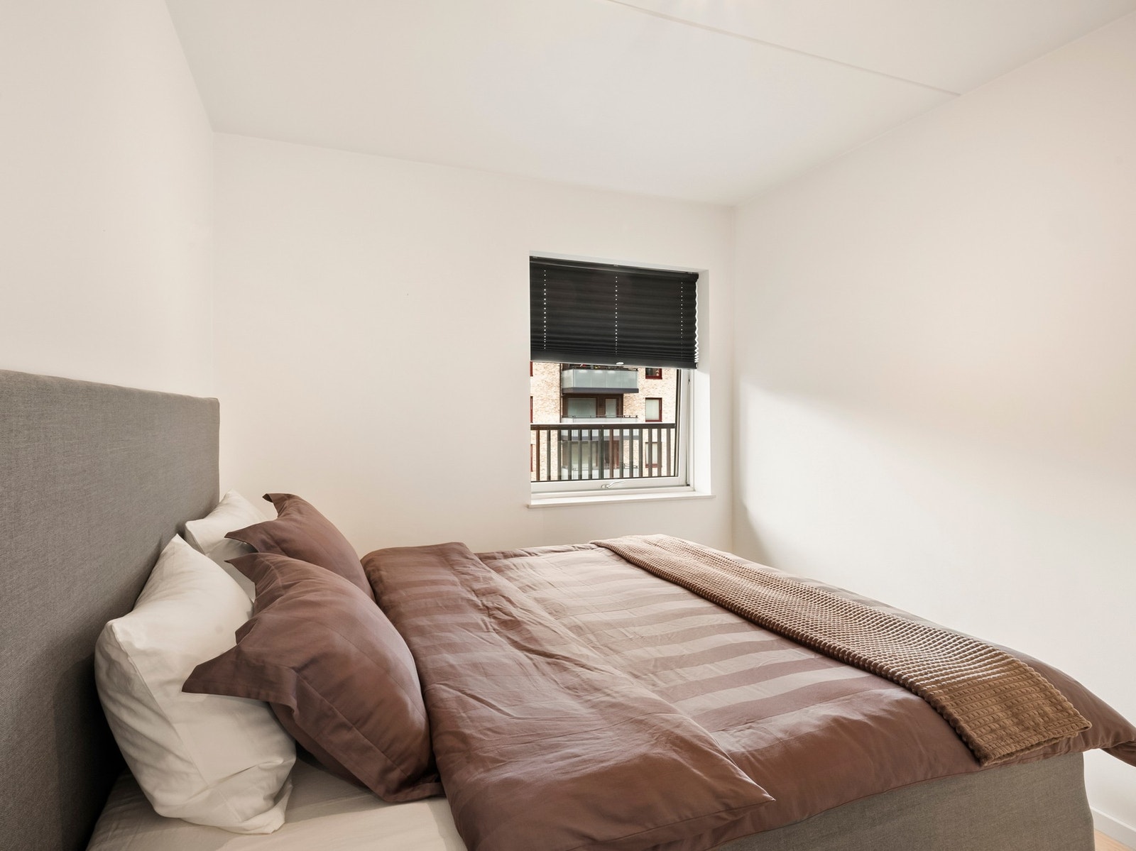 Hovedsoverom med plass til dobbeltseng og garderobe Galleribilde