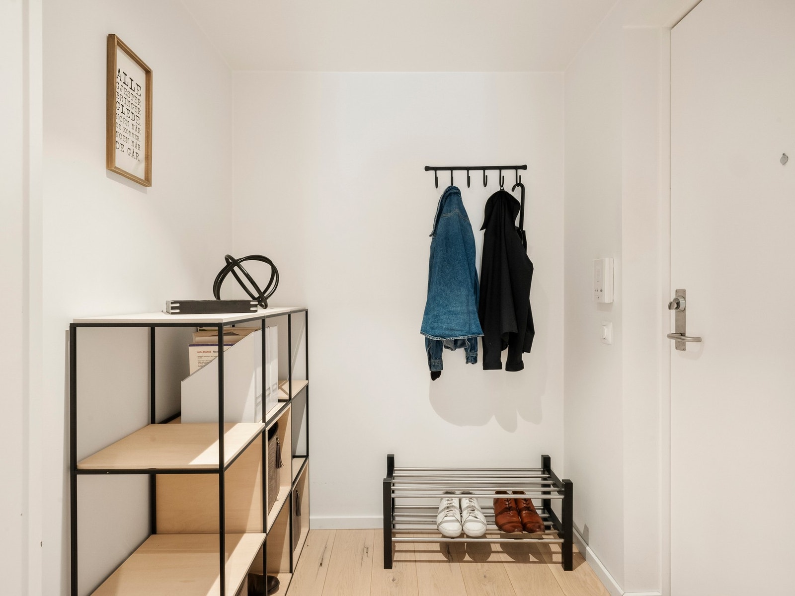 Ryddig inngangsparti med moderne uttrykk Galleribilde