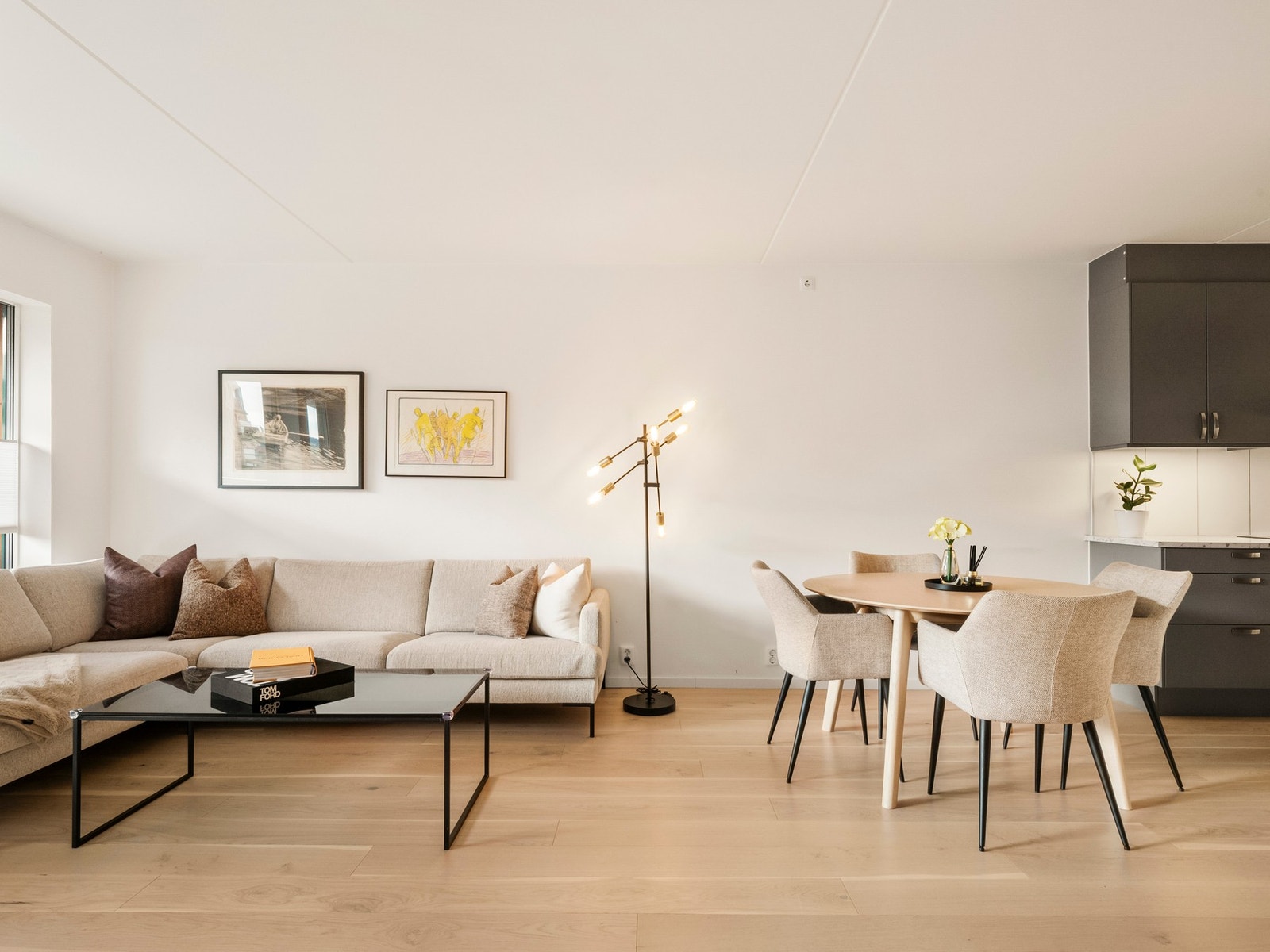 God plass til både spisebord og sofagruppe. Naturlig samlingspunkt for hverdag og sosiale sammenkomster Galleribilde
